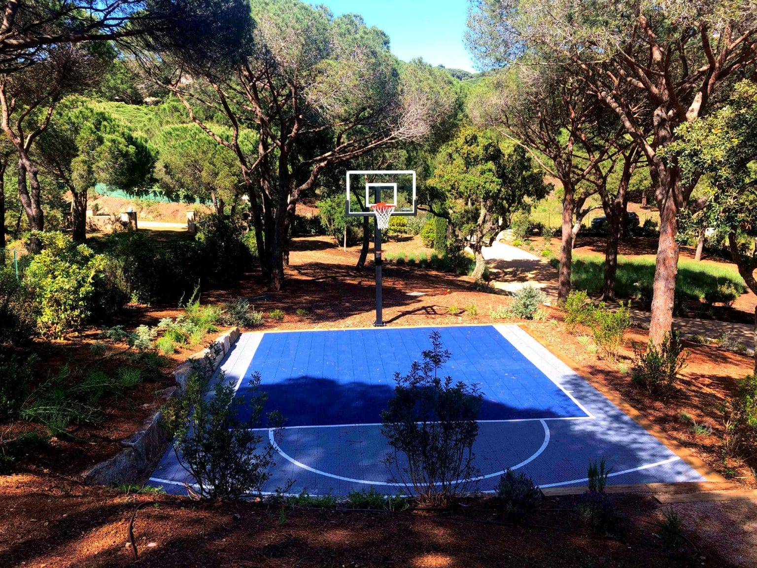Comment faire un terrain de basket dans son jardin ? - Holly-Sport