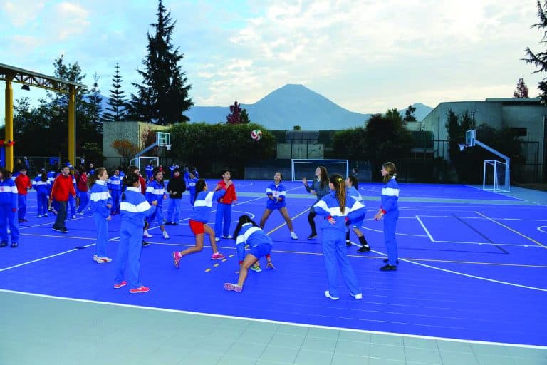 terrain de sport dans une école